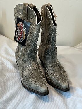 Rockin Country Collection - Gray suede Cowgirl Boots.